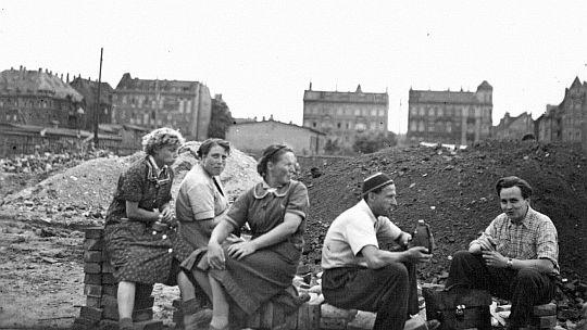 Fünf Personen machen Pause bei Erdarbeiten in der Arthur-Hoffmann-Straße im Jahr 1957.