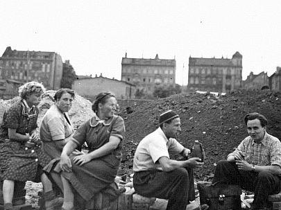 Fünf Personen machen Pause bei Erdarbeiten in der Arthur-Hoffmann-Straße im Jahr 1957.