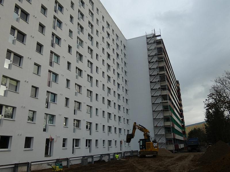 Das Bild zeigt ein Wohnhaus. Am Wohnhaus sollen Balkone angebaut werden. Das Wohnhaus steht in Leipzig Grünau.