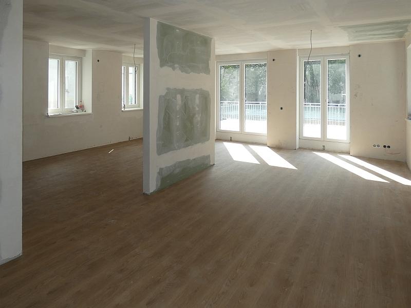Blick in einen Wohnraum. Der Wohnraum gehört zu einer Dachgeschosswohnung. Die Wohnung befindet sich in einem umgebauten Hinterhaus in Leipzig.